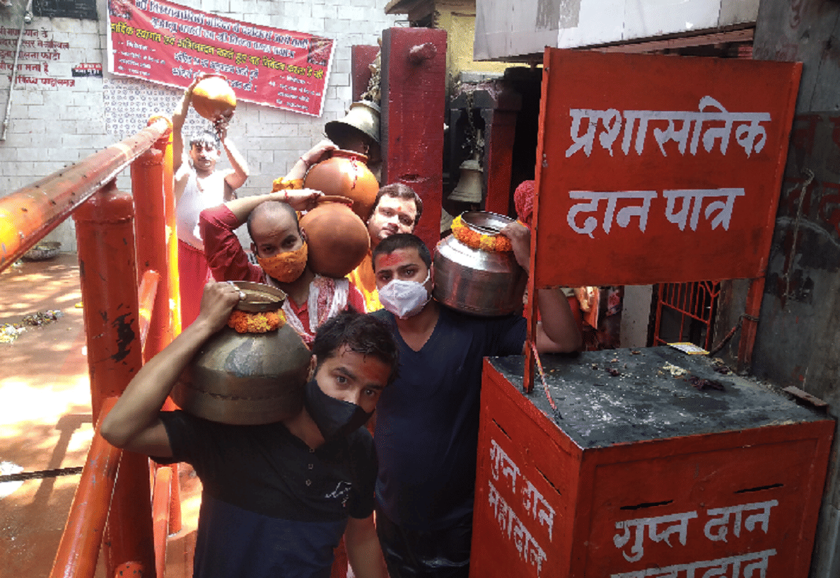 Devotees gathered in Jalabhishek of Maa Vindhyavasini, washing Ganga water with mud and brass pot, washing every corner of the temple premises in mirzapur