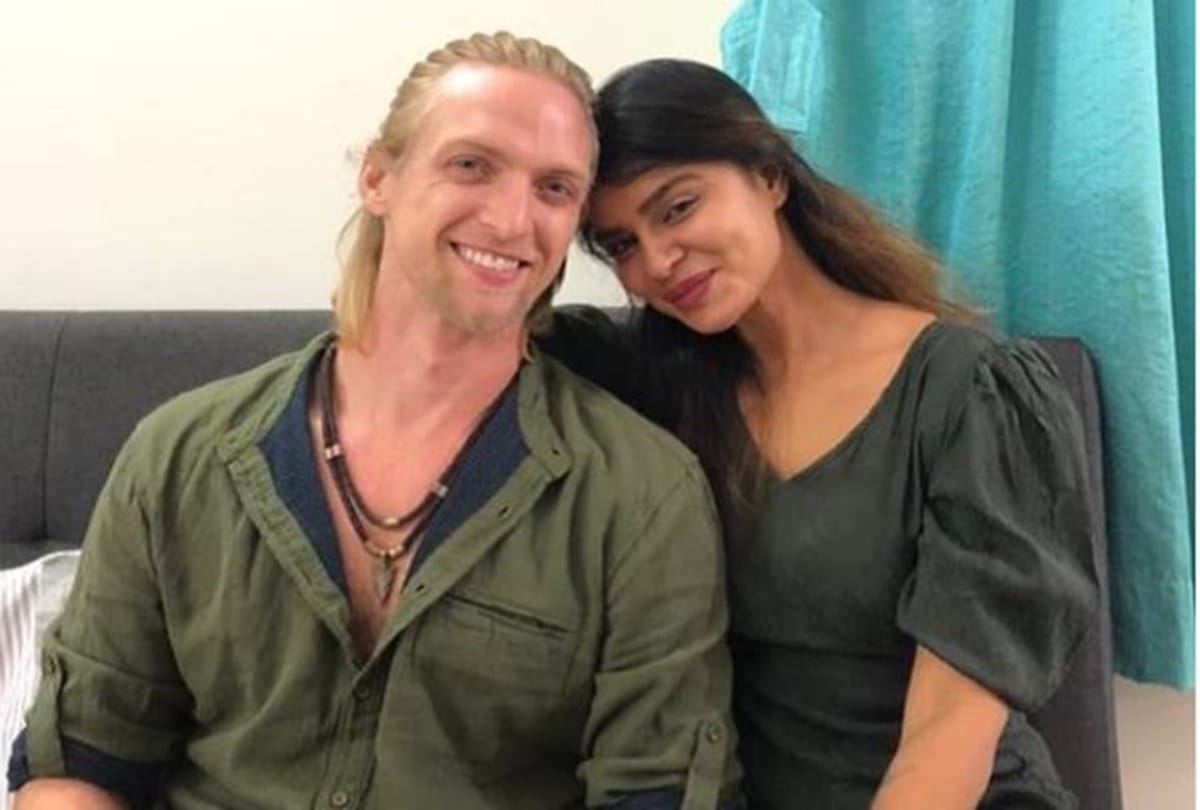 TV actress Ashka Goradia and brent goble tested covid 19 positive share news on social media