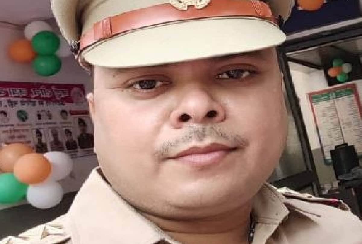 policeman as corona warrior doing duty of humanity in agra