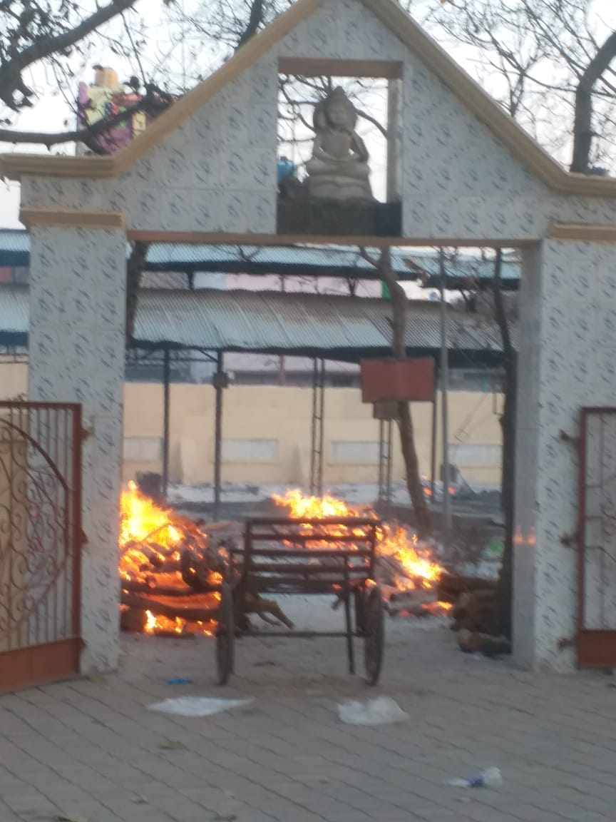 Corona in Uttarakhand Latest news : haldwani muktidham full with dead bodies, bodies burnt on the road, watch photos