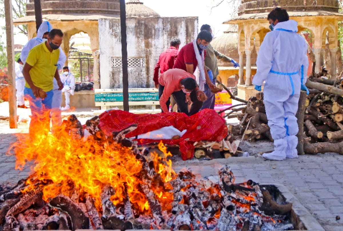 Inhuman Behavior of Odisha crematorium employee bribe 5000 rupees funeral video viral