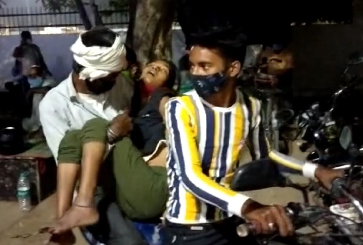 UP firozabad no oxygen no ambulance father carried daughter dead body on bike from hospital to home