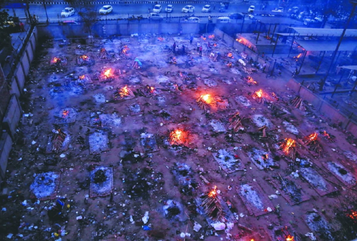 Delhi waiting for cremation of 20 hours besides mass cremation of 50 dead bodies everyone was astonished to view scene