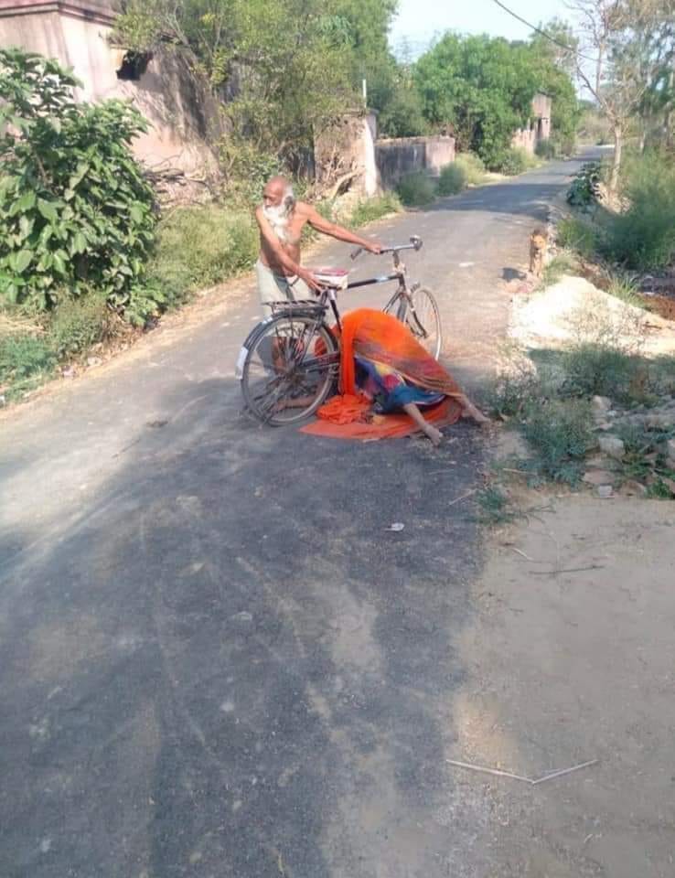 Neighbors refused to shoulder, the elderly kept the body of the wife on the bicycle, the police showed humanity, performed the last rites