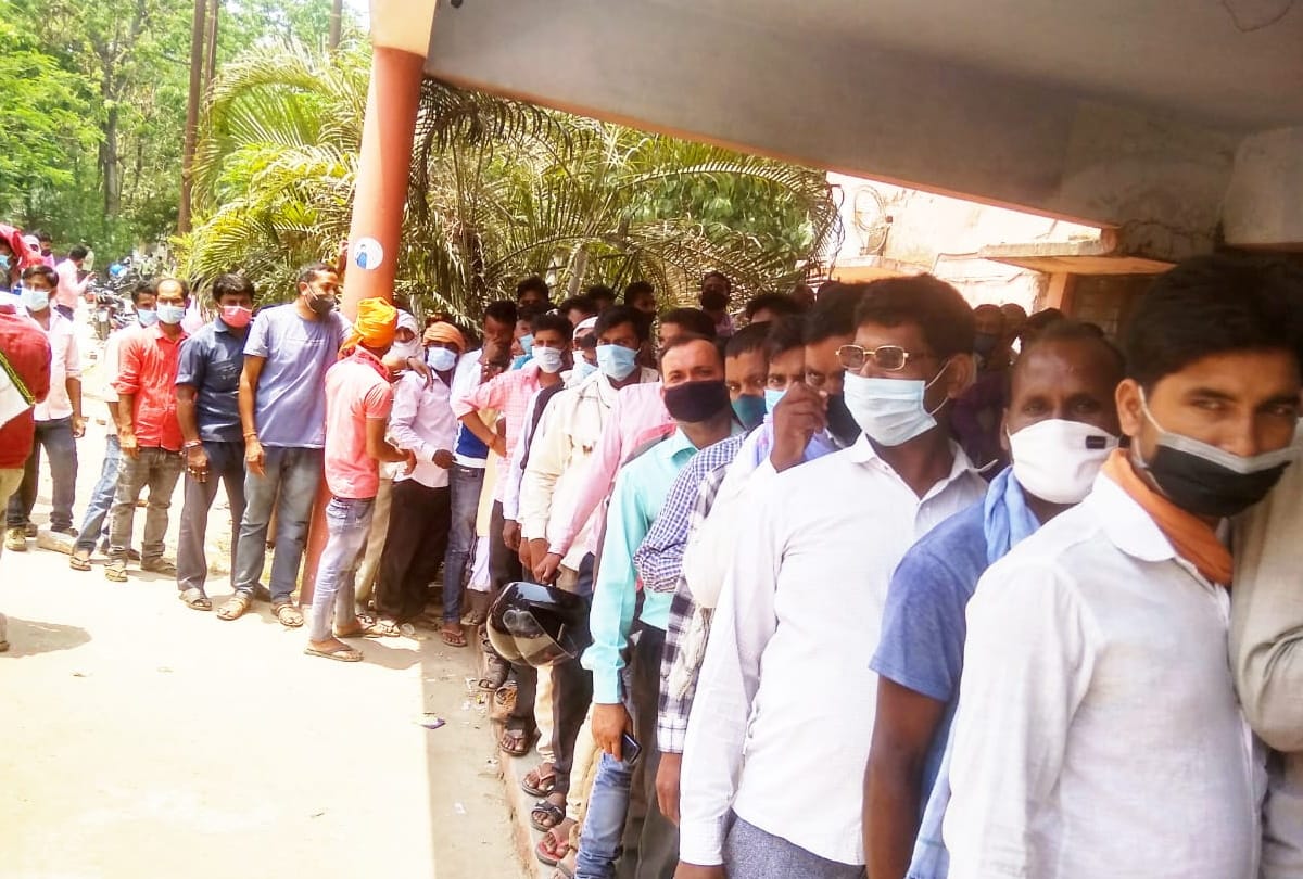 Long line with community health centers for corona test in UP panchayat election duty