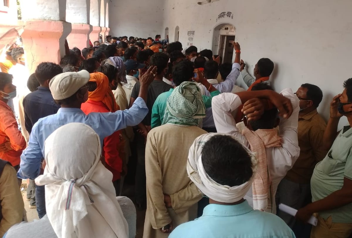 Long line with community health centers for corona test in UP panchayat election duty