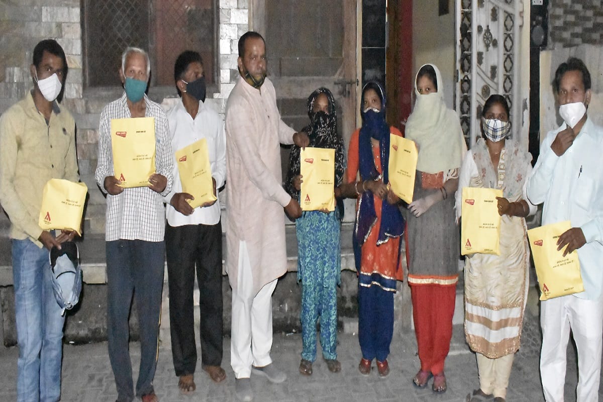 Meerut News: Amar Ujala Foundation has distributed a special corona kit to the needy