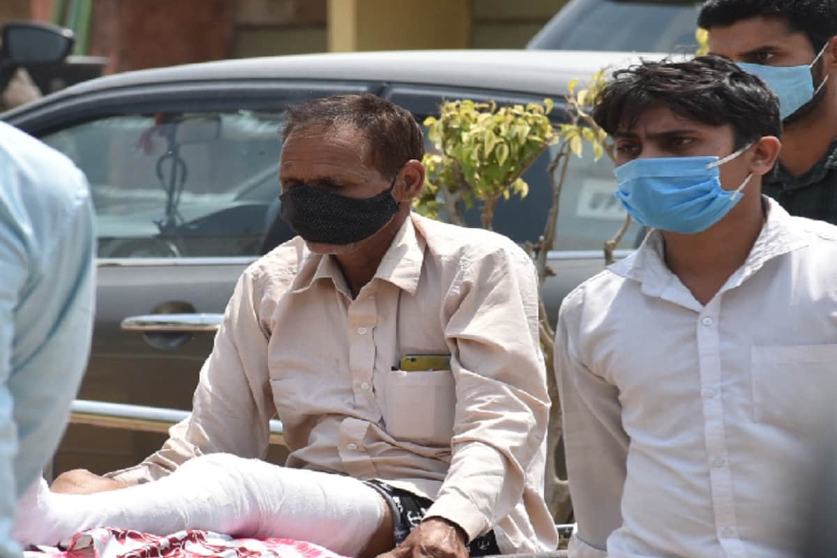 Meerut News: There is a shortage of oxygen in hospitals and an ambulance was not found to carry the body