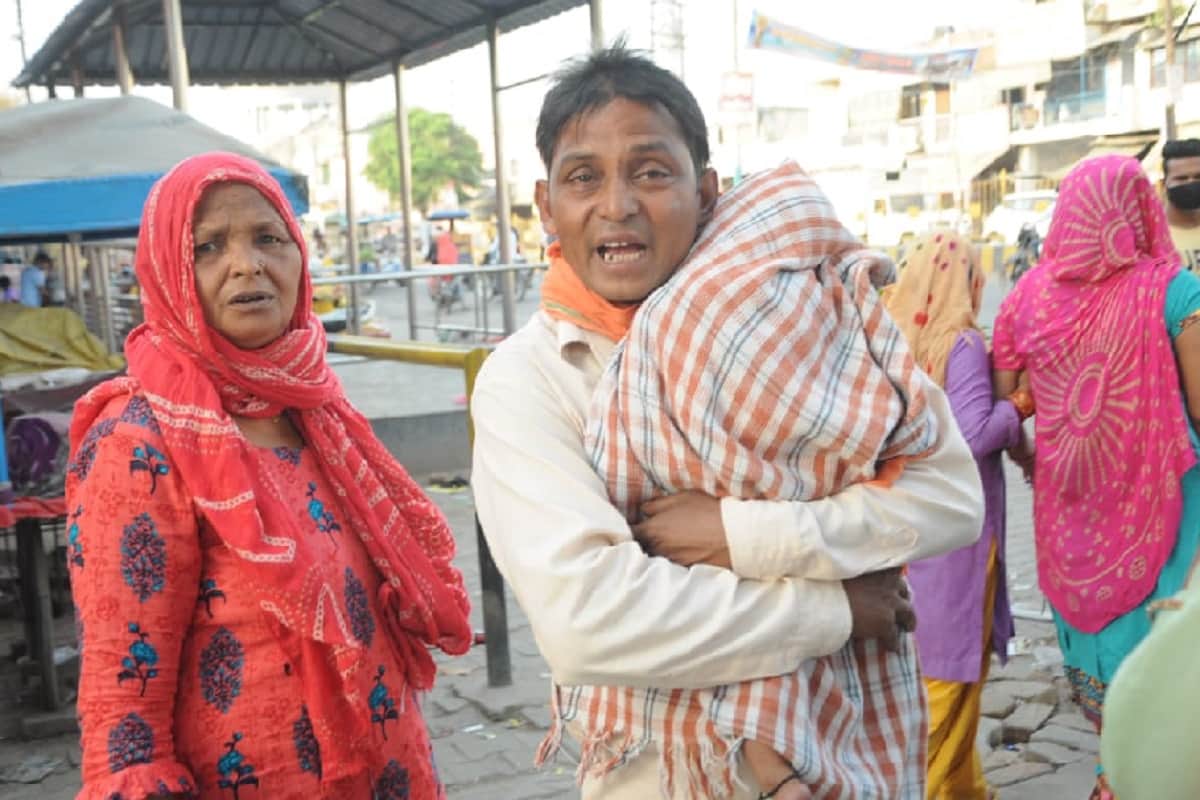 UP News: A baby girl died in her father's lap in Muzaffarnagar and see photos