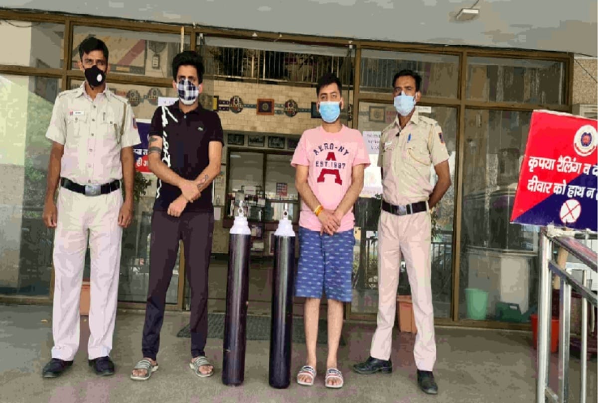 delhi police arrests two miscreants who black oxygen cylinders