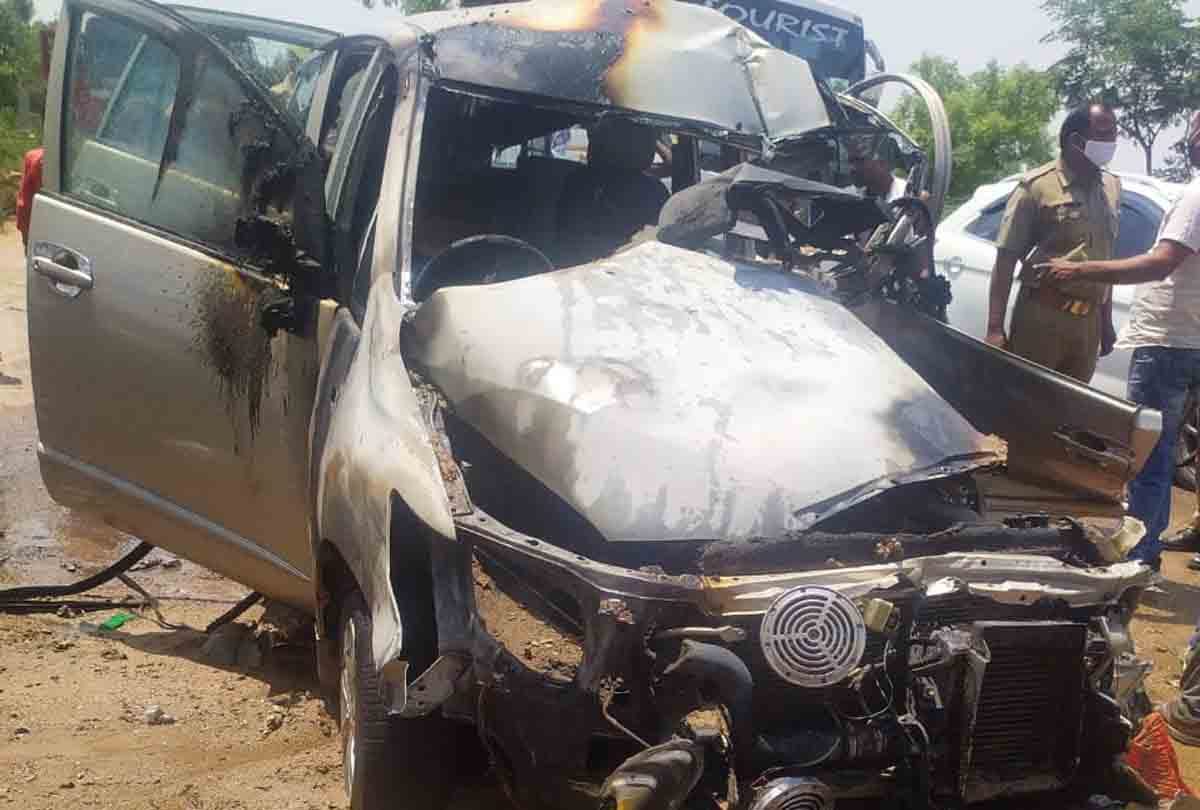 Fatehpur: Truck collides with fire in observer's car going home from election duty, caught fire