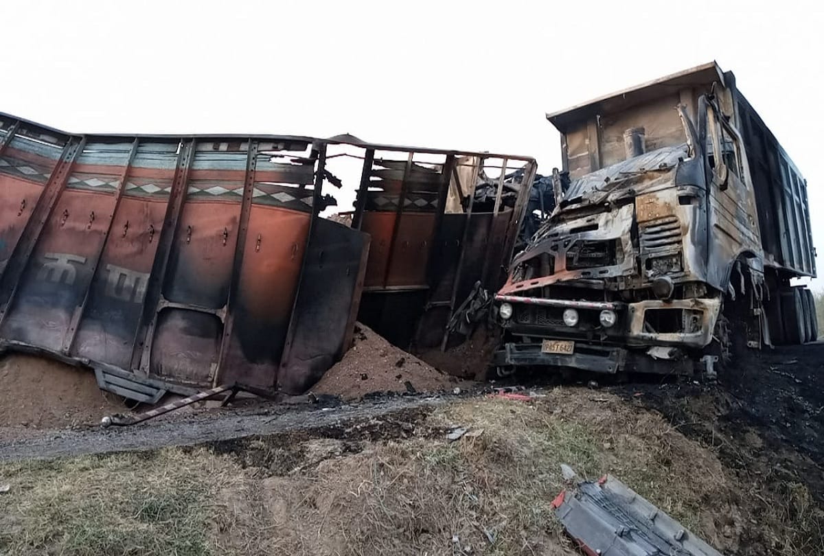 Two trucks caught fire after collision in hamirpur of uttar pradesh