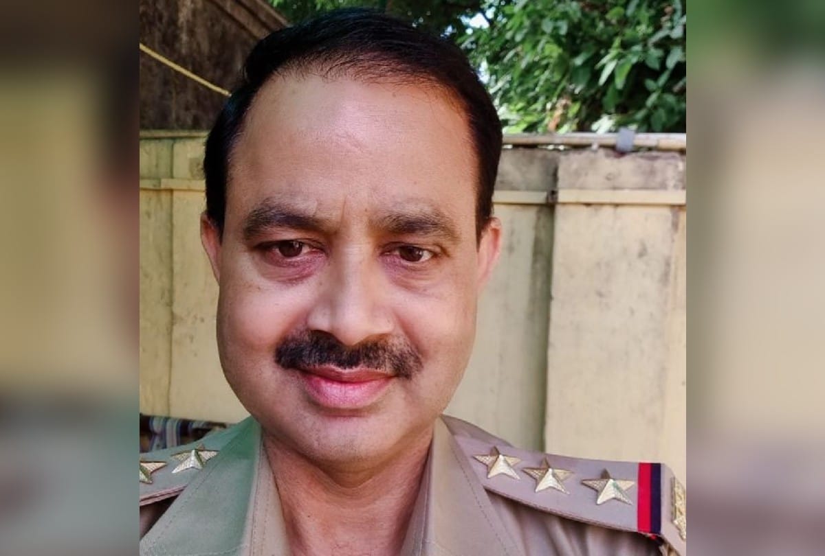 policeman as corona warrior doing duty of humanity in agra