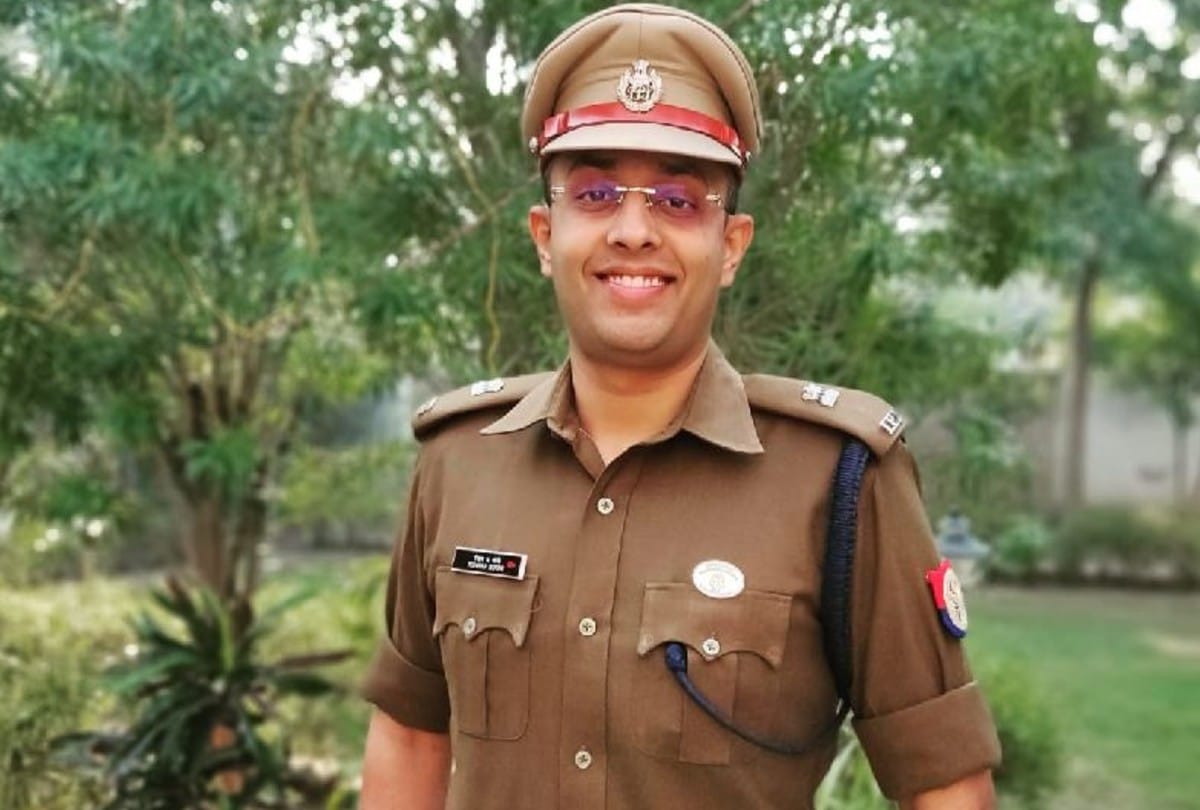 policeman as corona warrior doing duty of humanity in agra