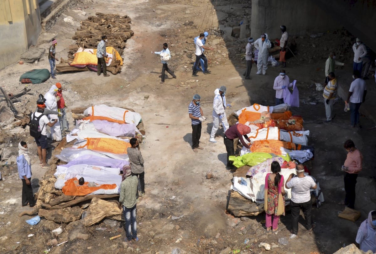 Coronavirus in India Situation hazardous Long waiting for funeral at the crematorium ground