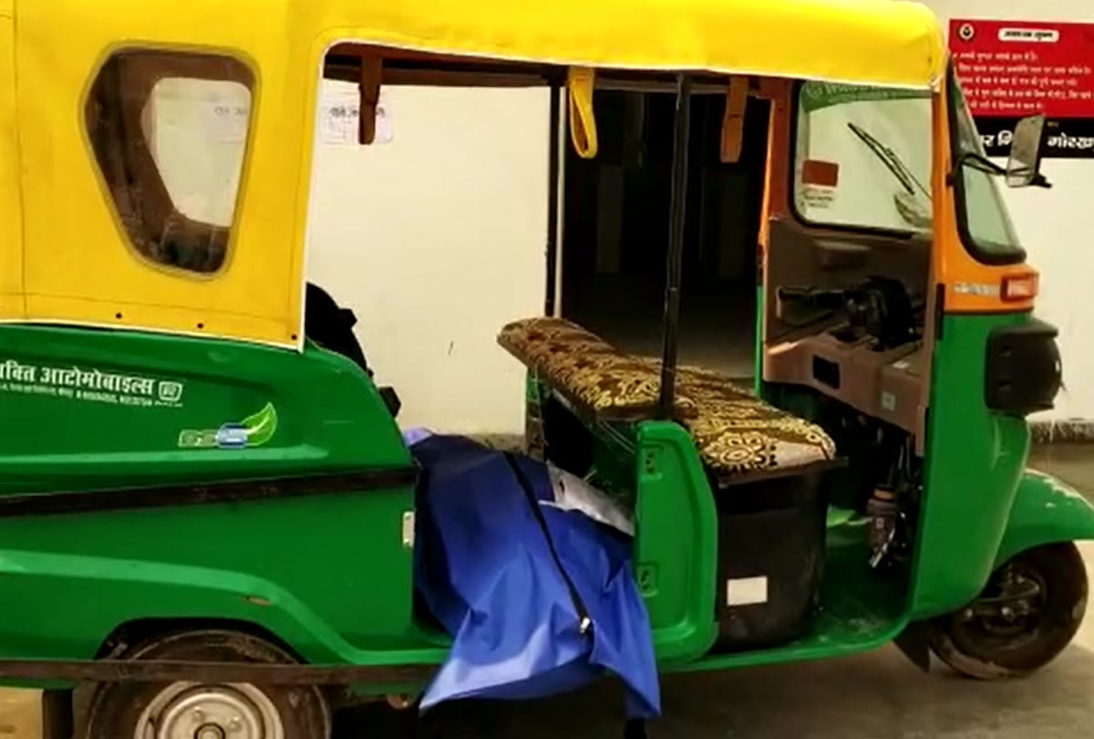 relatives arrived in Rajghat with dead body by AUTO
