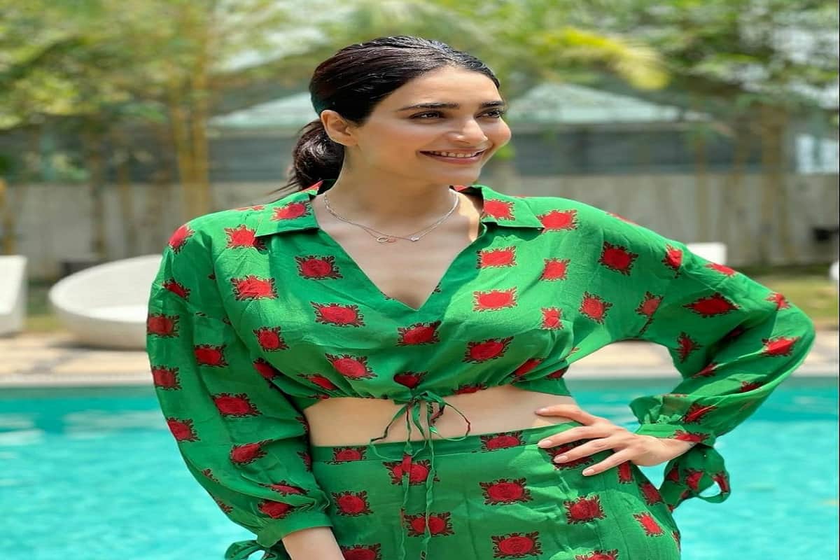 karishma tannas new summer look in hindi