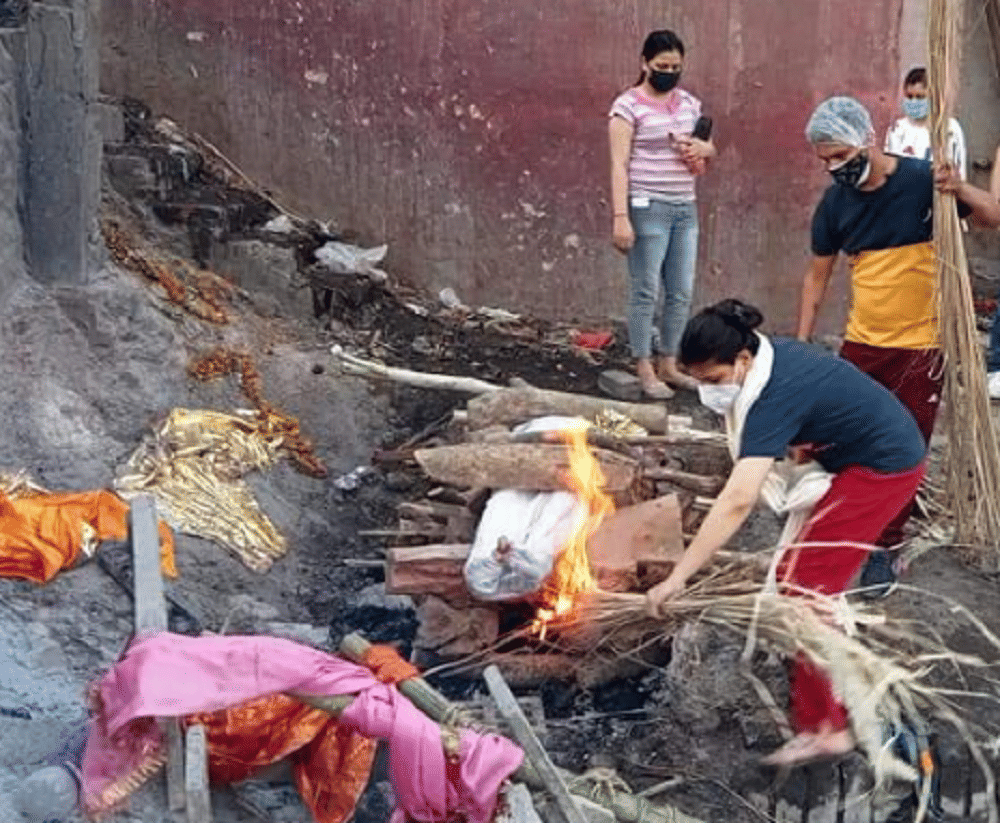Funeral: Lawyer daughter gave lawyer father's face, sprinkled eyes in varanasi