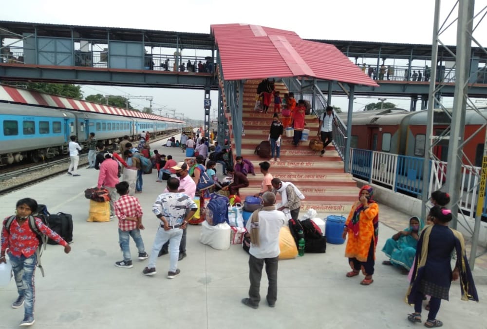 Coronavirus in Uttarakhand: Migrants Crowd on Dehradun Railway Station For return to Home Photo