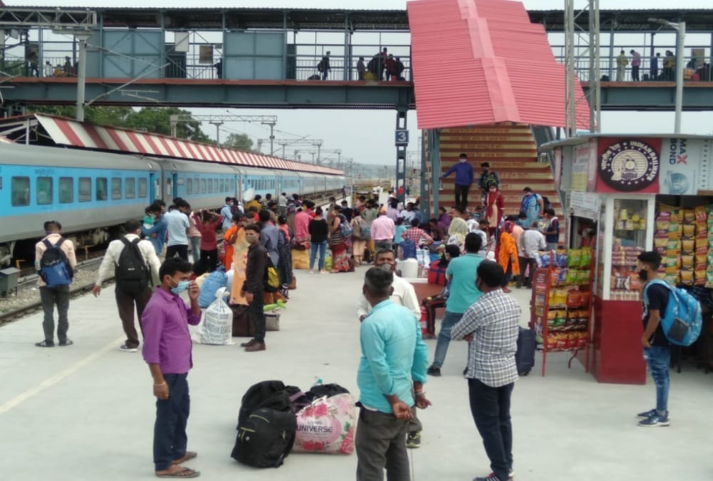 Coronavirus in Uttarakhand: Migrants Crowd on Dehradun Railway Station For return to Home Photo