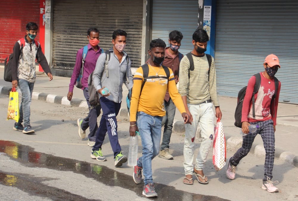 Coronavirus in Uttarakhand: Migrants Crowd on Dehradun Railway Station For return to Home Photo