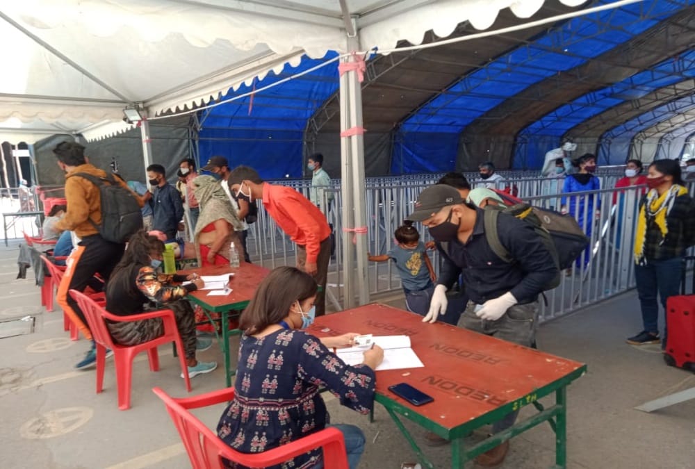 Coronavirus in Uttarakhand: Migrants Crowd on Dehradun Railway Station For return to Home Photo
