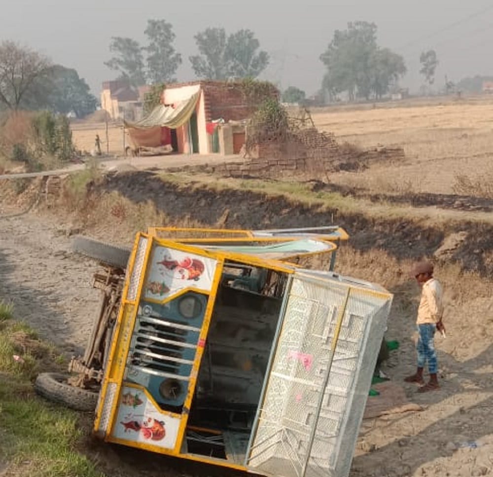 DJ car overturned in canal between Chowkia-Jinodpur mine, driver injured in Mirzapur