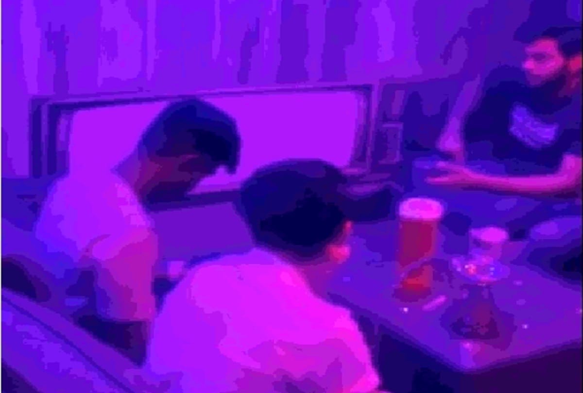 delhi police raid hookah bar located in paschim vihar 17 people arrested
