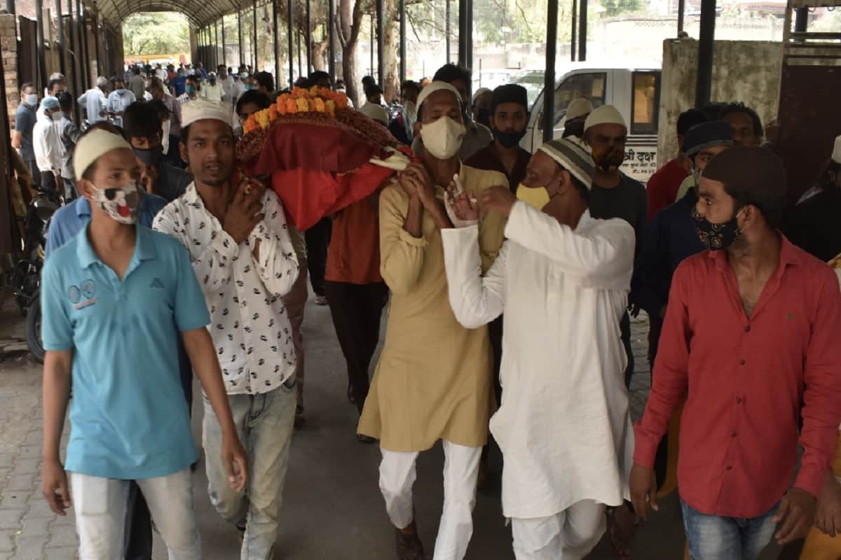 Corona Update: People of Muslim society have participated in the funeral of the woman in Meerut and see photos