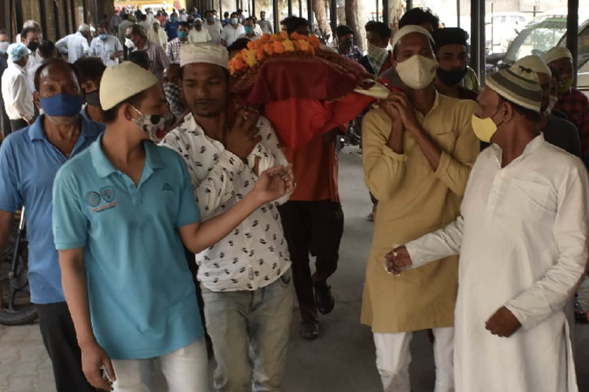 Corona Update: People of Muslim society have participated in the funeral of the woman in Meerut and see photos