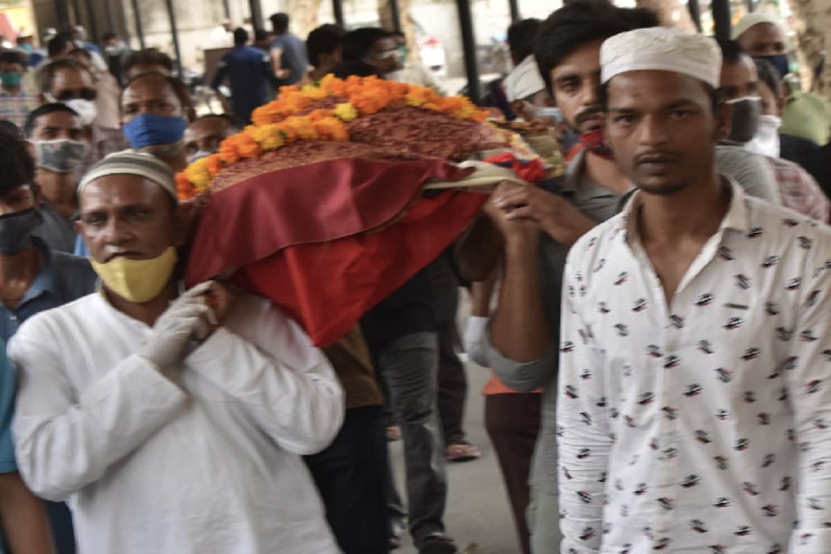 Corona Update: People of Muslim society have participated in the funeral of the woman in Meerut and see photos