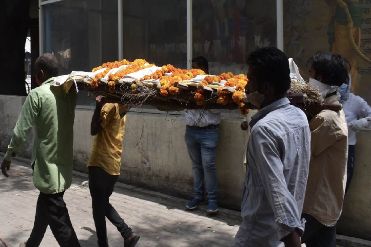 Corona: A young man has called two laborers in 500 rupees for his mother's funeral in Meerut