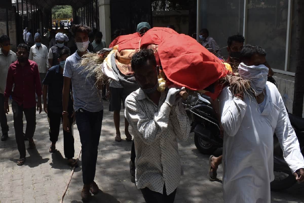 Corona: A young man has called two laborers in 500 rupees for his mother's funeral in Meerut