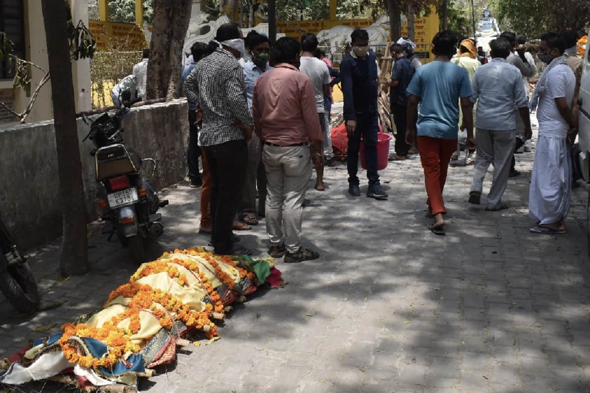 Corona: A young man has called two laborers in 500 rupees for his mother's funeral in Meerut