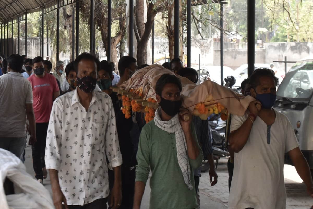 Corona: A young man has called two laborers in 500 rupees for his mother's funeral in Meerut