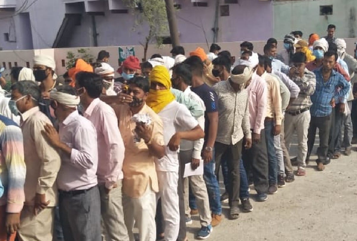 People queuing up at community health centers for covid test in agra