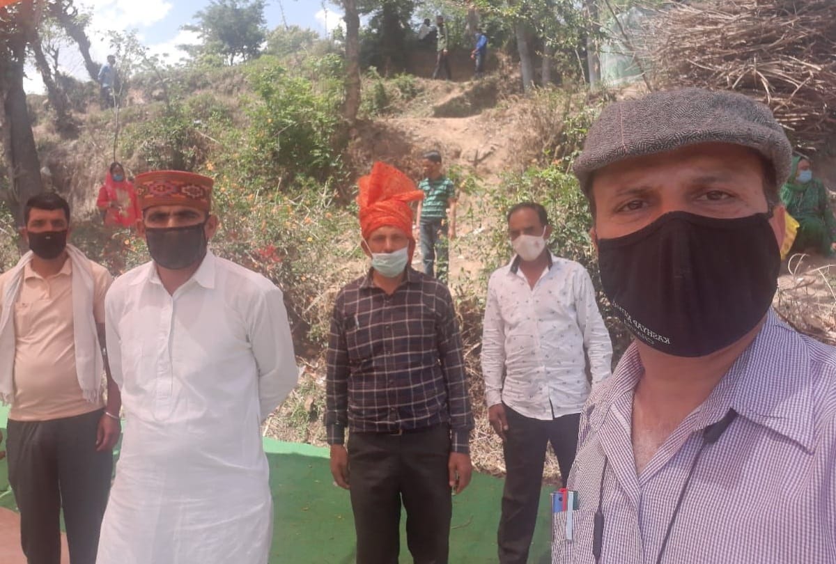 himachal News: Marriage dham food served to villagers by naib Tehsildar sihunta chamba himachal pradesh