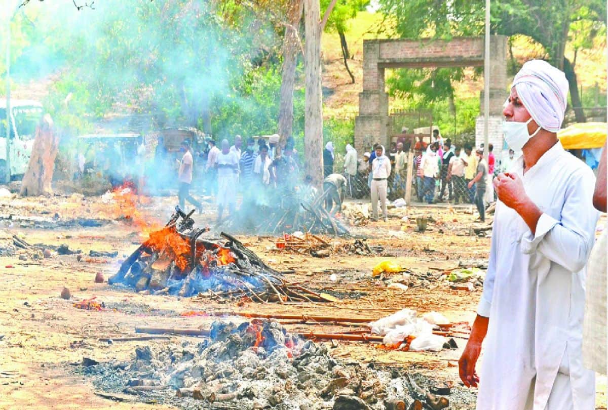 more than one hundred dead bodies cremated at Tajganj Mokshadham in one day