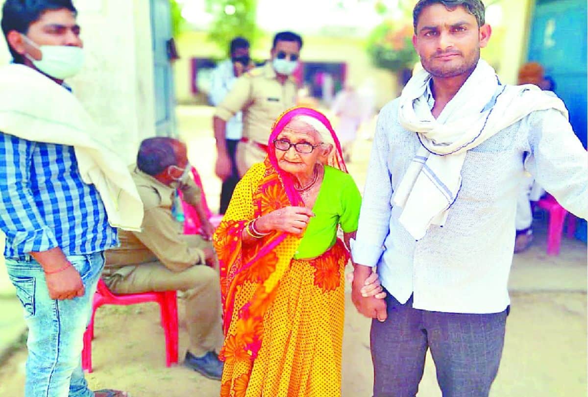voters did not follow covid guidelines during polling of panchayat chunav in mathura