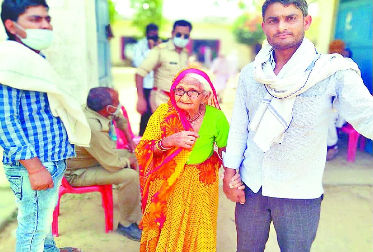 voters did not follow covid guidelines during polling of panchayat chunav in mathura
