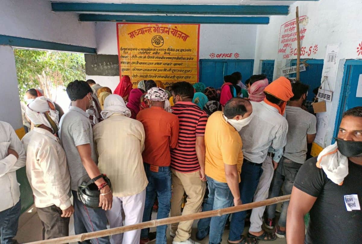 voters did not follow covid guidelines during polling of panchayat chunav in mathura