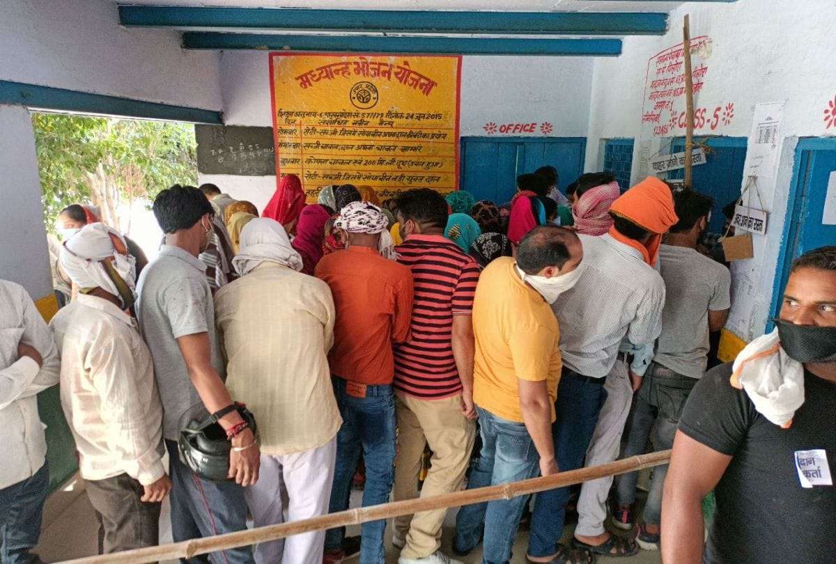 voters did not follow covid guidelines during polling of panchayat chunav in mathura