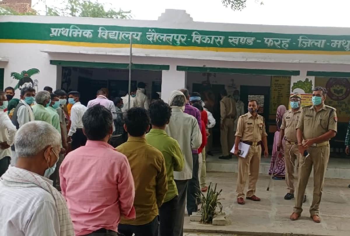 voters did not follow covid guidelines during polling of panchayat chunav in mathura