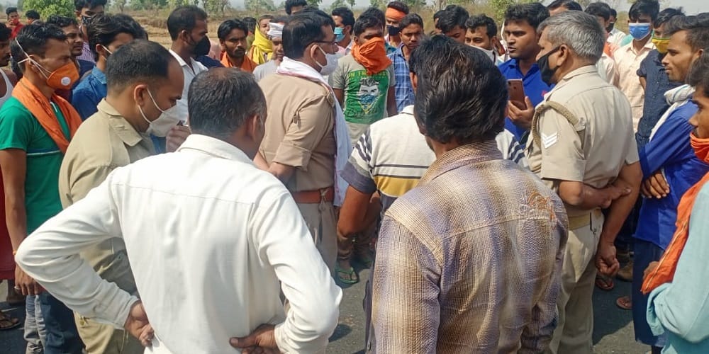 Truck killed a bike rider, killed two people, injured one, angry villagers shouted slogans against UP government in sonebhadra
