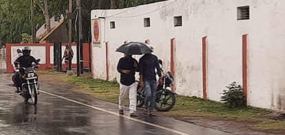 bad weather patterns, light rain with thunder in chandauli
