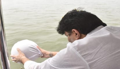 The ashes of Pt. Rajan Mishra immersed in the Ganges, everyone's eyes moistened while bidding farewell
