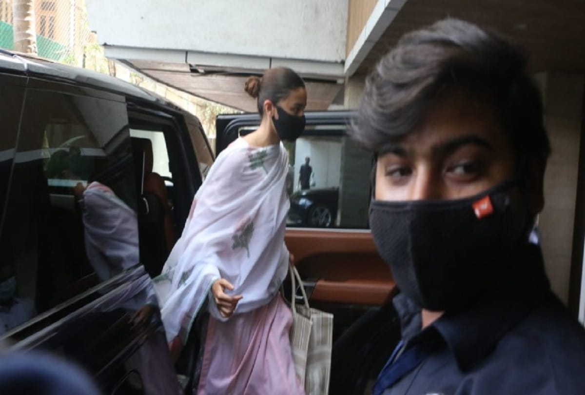 Ranbir Kapoor & Alia Bhatt spotted at Neetu Kapoor for Rishi Kapoor Death Anniversary