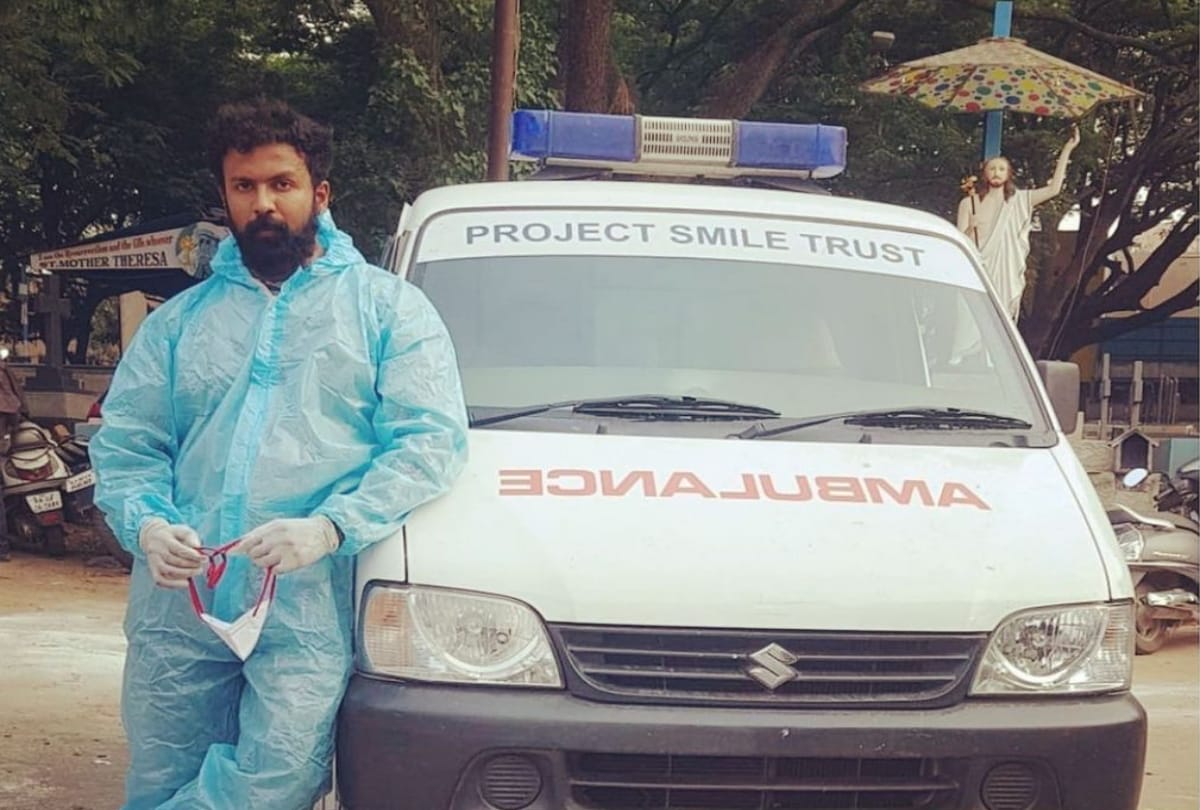kannada actor arjun gowda helping needy people by driving ambulance himself and dropping to hospitals in urgency