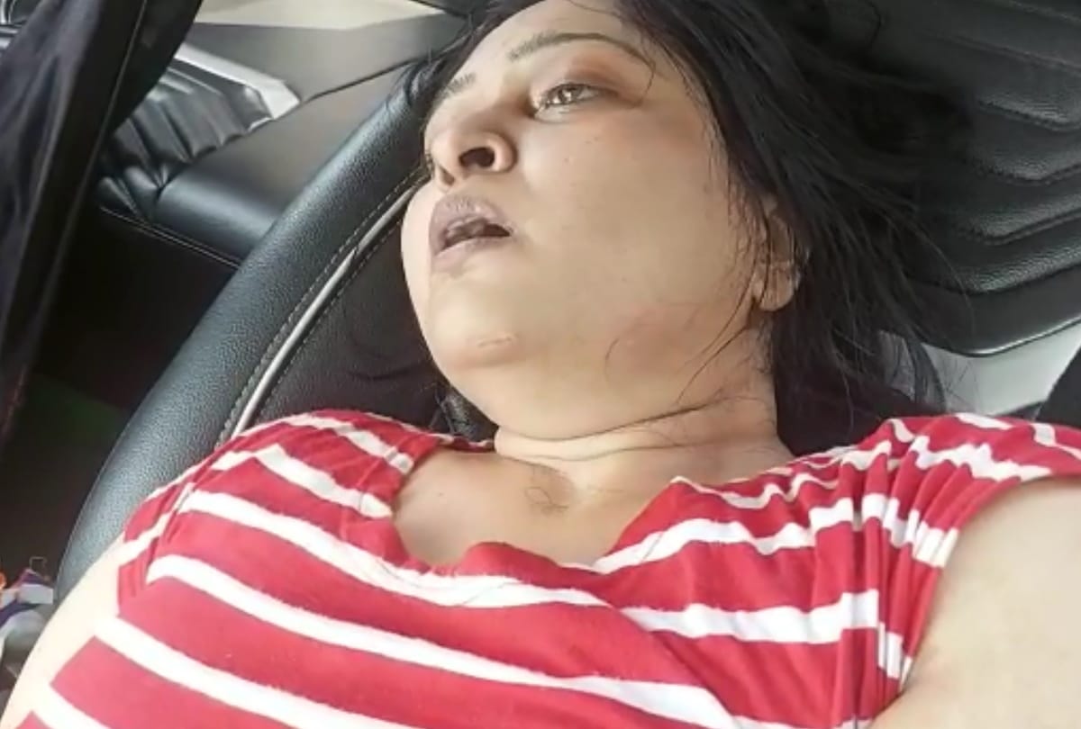 Greater noida outside GIMS hospital woman died in car after suffering for more than three hours due to lack of oxygen