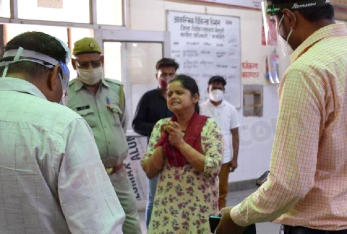 wife crying in front of officers for providing oxygen and beds to ill husband at district hospital mainpuri